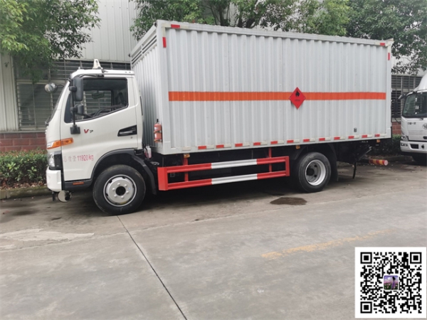易燃?xì)怏w廂式運(yùn)輸車|江淮5.2米廂體帶液壓尾板氣瓶運(yùn)輸車