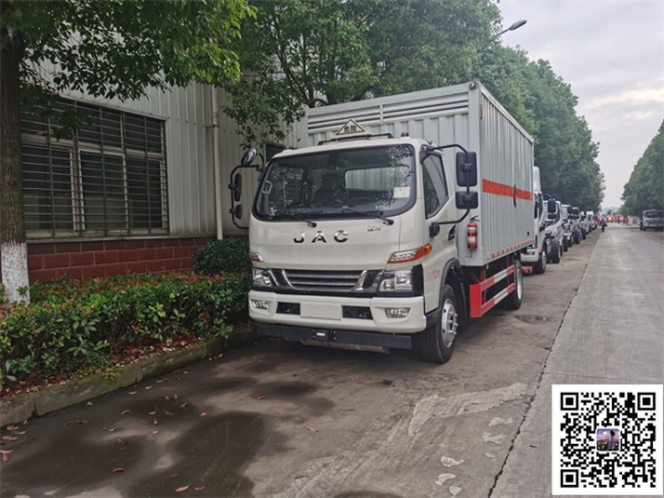 易燃?xì)怏w廂式運(yùn)輸車|江淮5.2米廂體帶液壓尾板氣瓶運(yùn)輸車